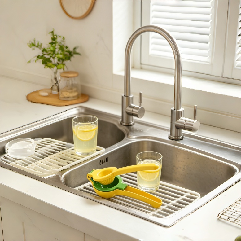 Heavy-Duty Manual Citrus Juicer - Lemon & Lime Squeezer