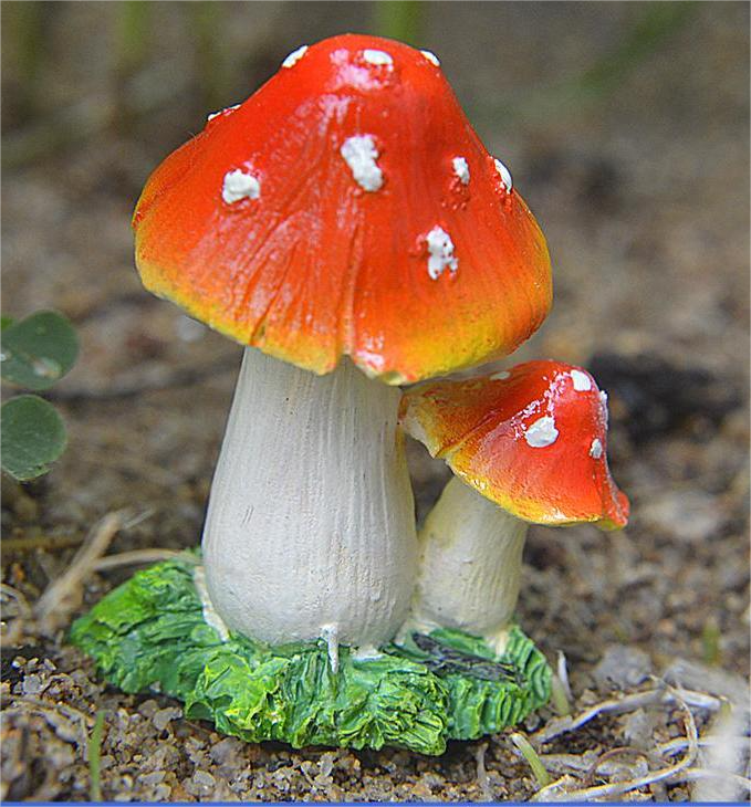 Small Mushroom Resin Decoration - Rustic Garden and Home Ornament