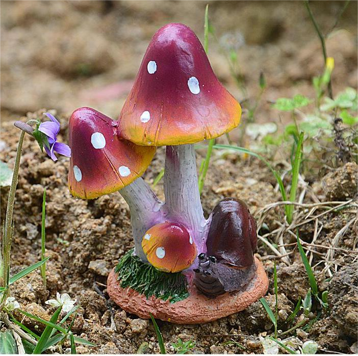 Small Mushroom Resin Decoration - Rustic Garden and Home Ornament
