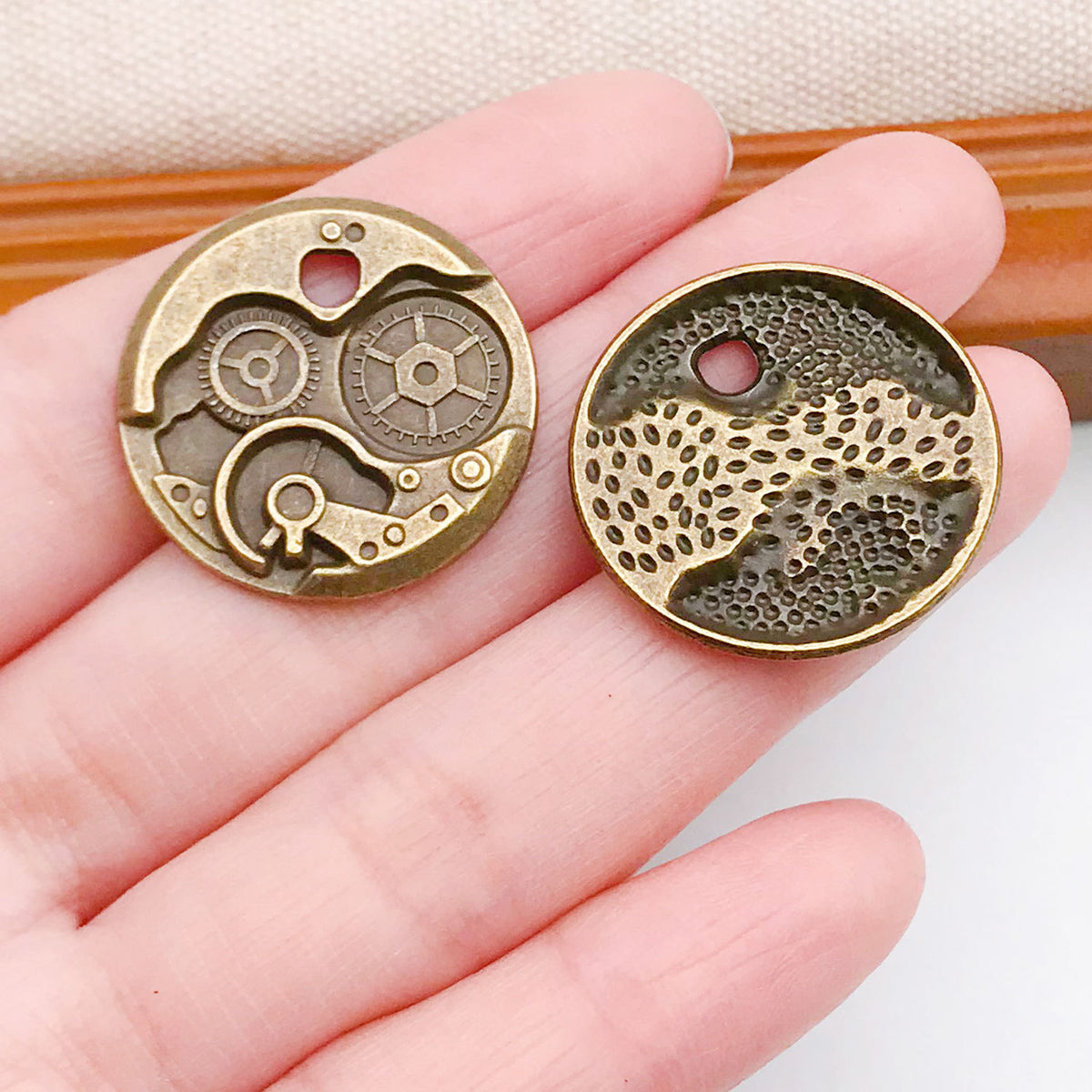 Steampunk Gear Retro Clock Pendant - Mechanical Jewelry Accessory