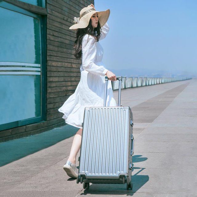 Lightweight Travel Trolley Suitcase with 360° Wheels and Carbon Fiber Construction