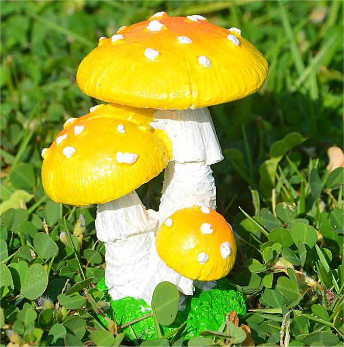 Small Mushroom Resin Decoration - Rustic Garden and Home Ornament