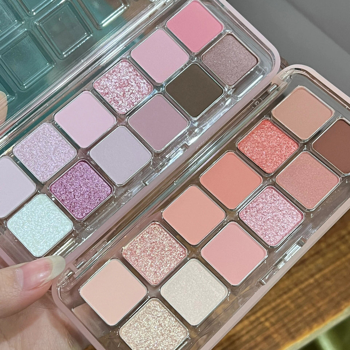 Versatile Eye Shadow Palette with 12 Colors for Makeup