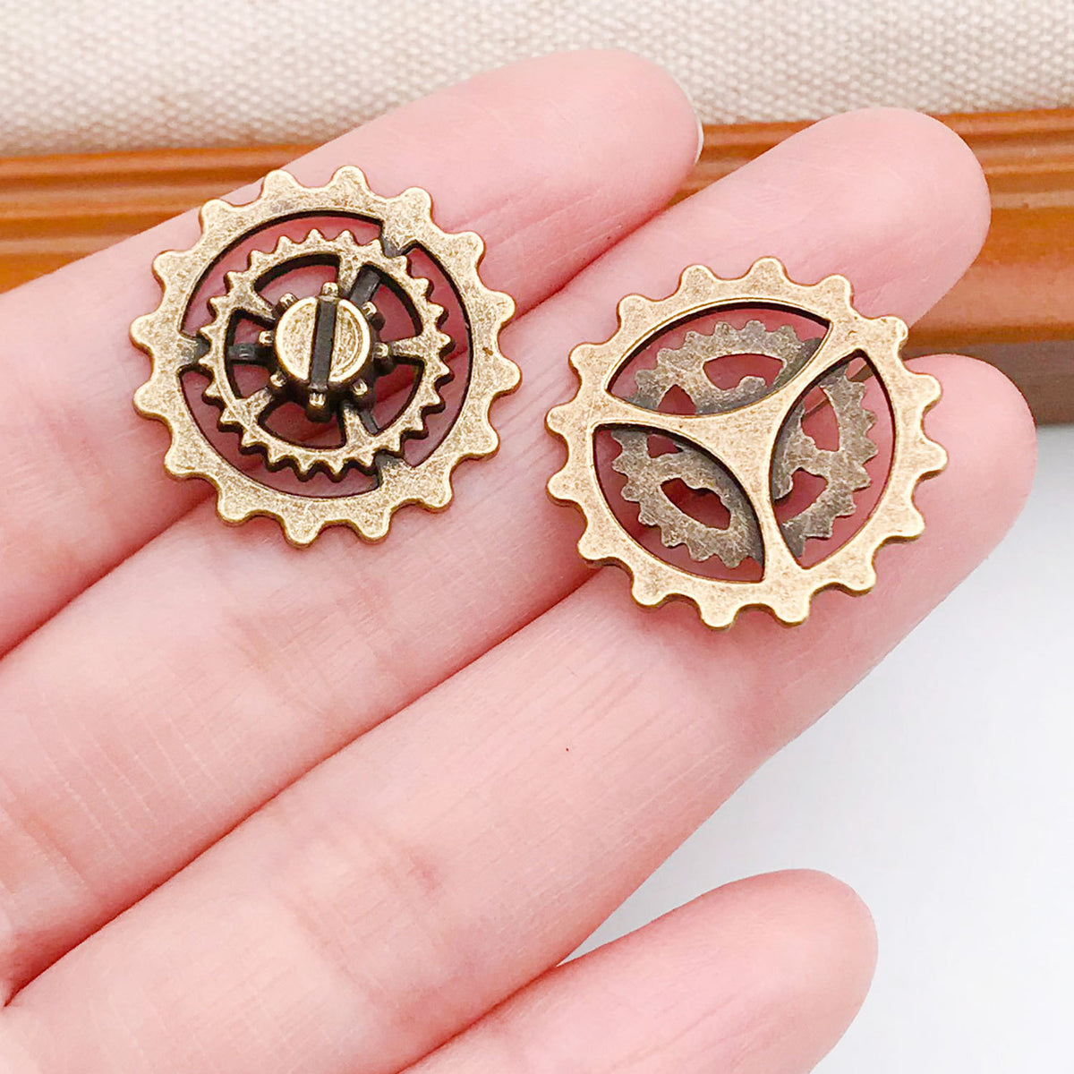 Steampunk Gear Retro Clock Pendant - Mechanical Jewelry Accessory