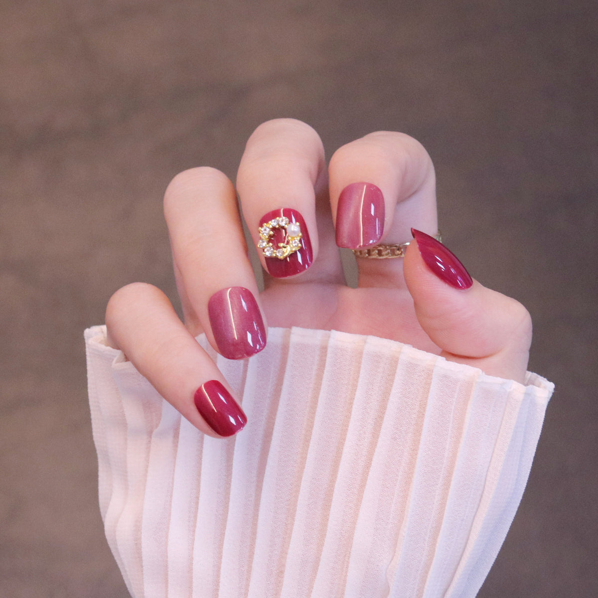 Short Rose Red Cat Eye Fake Nails - 24 Pack with Glue