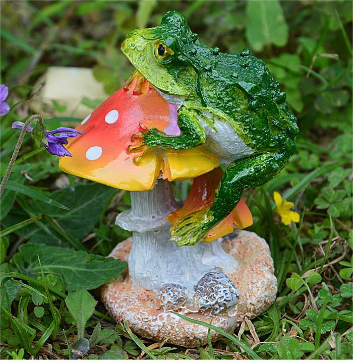 Small Mushroom Resin Decoration - Rustic Garden and Home Ornament