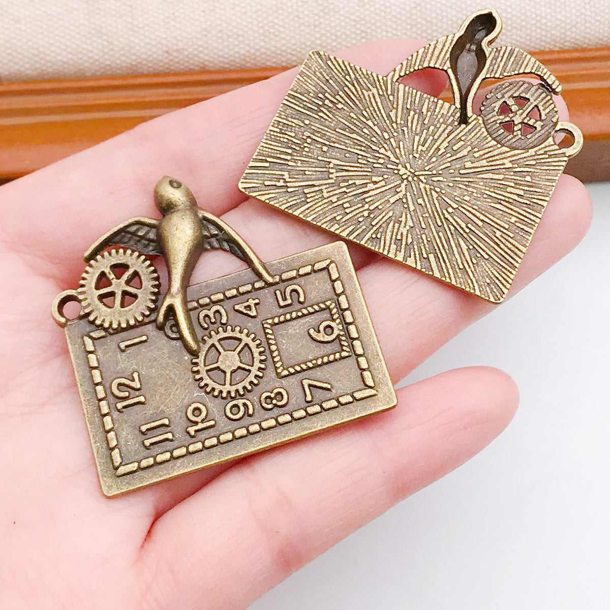 Steampunk Gear Retro Clock Pendant - Mechanical Jewelry Accessory