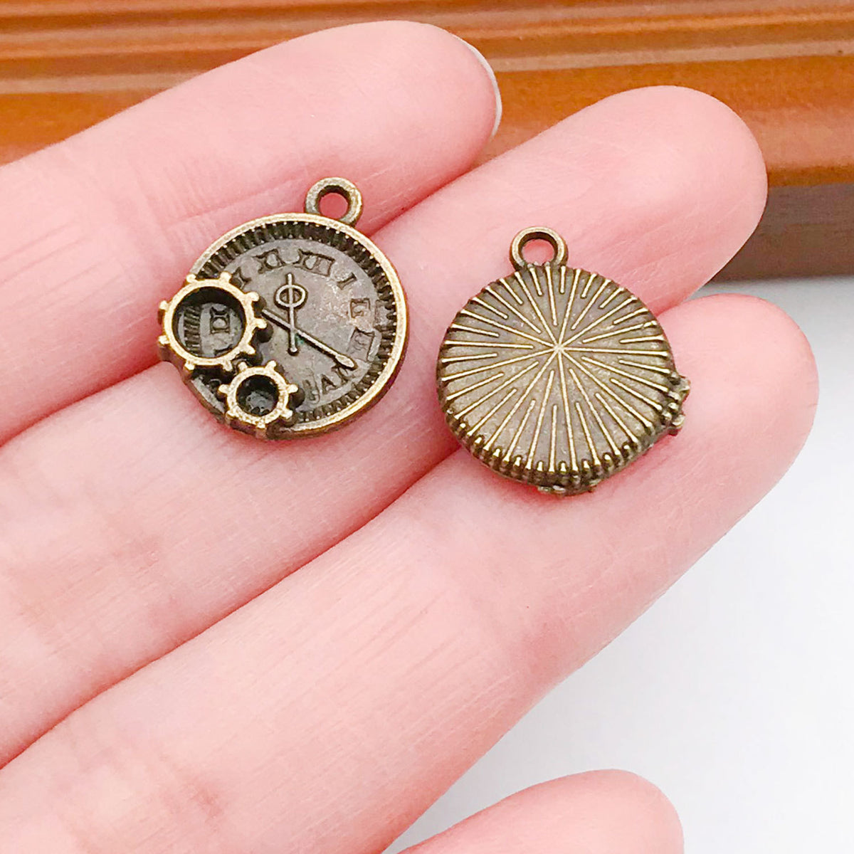 Steampunk Gear Retro Clock Pendant - Mechanical Jewelry Accessory