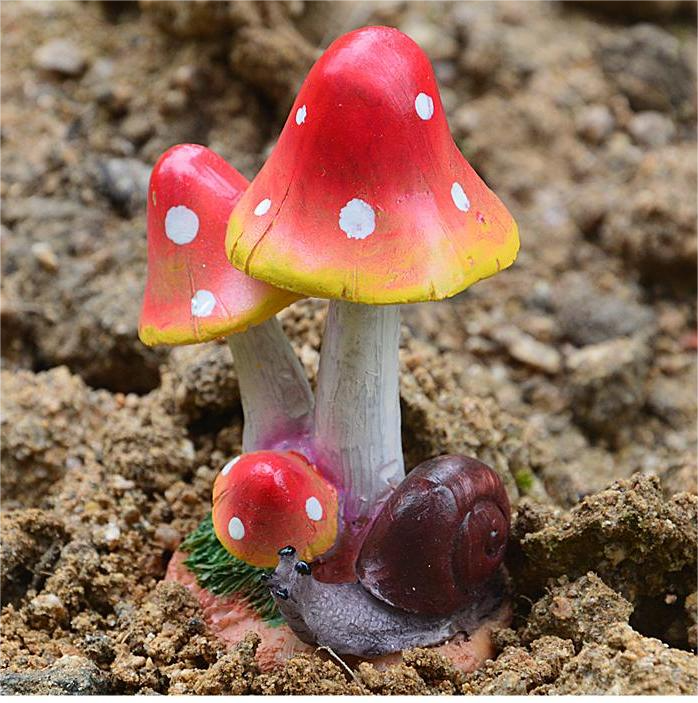Small Mushroom Resin Decoration - Rustic Garden and Home Ornament
