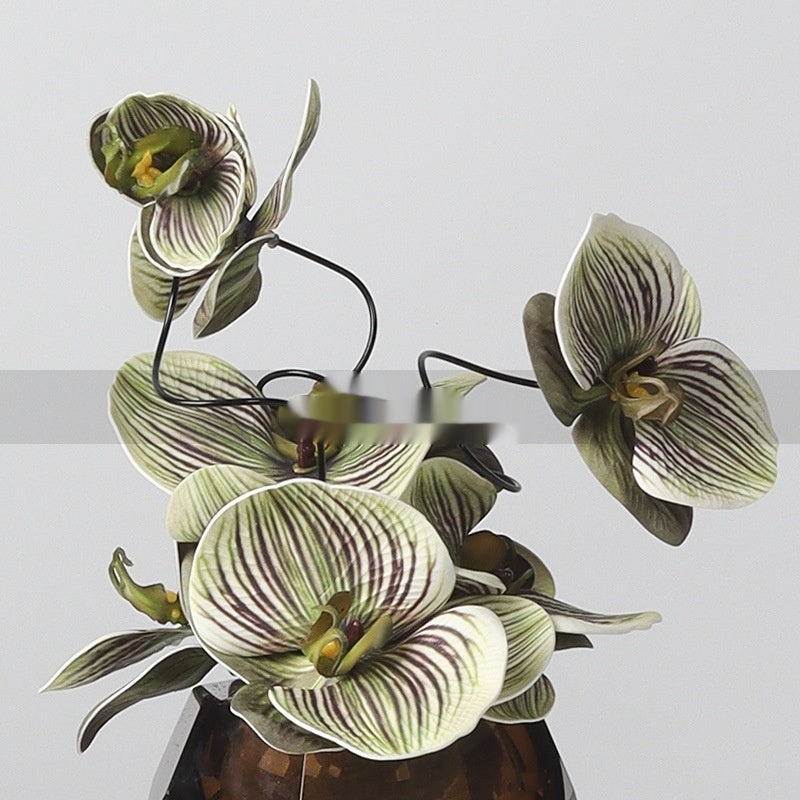 Small Glass Vase with Floral Arrangement for Table Decor - Hotel & Event Use